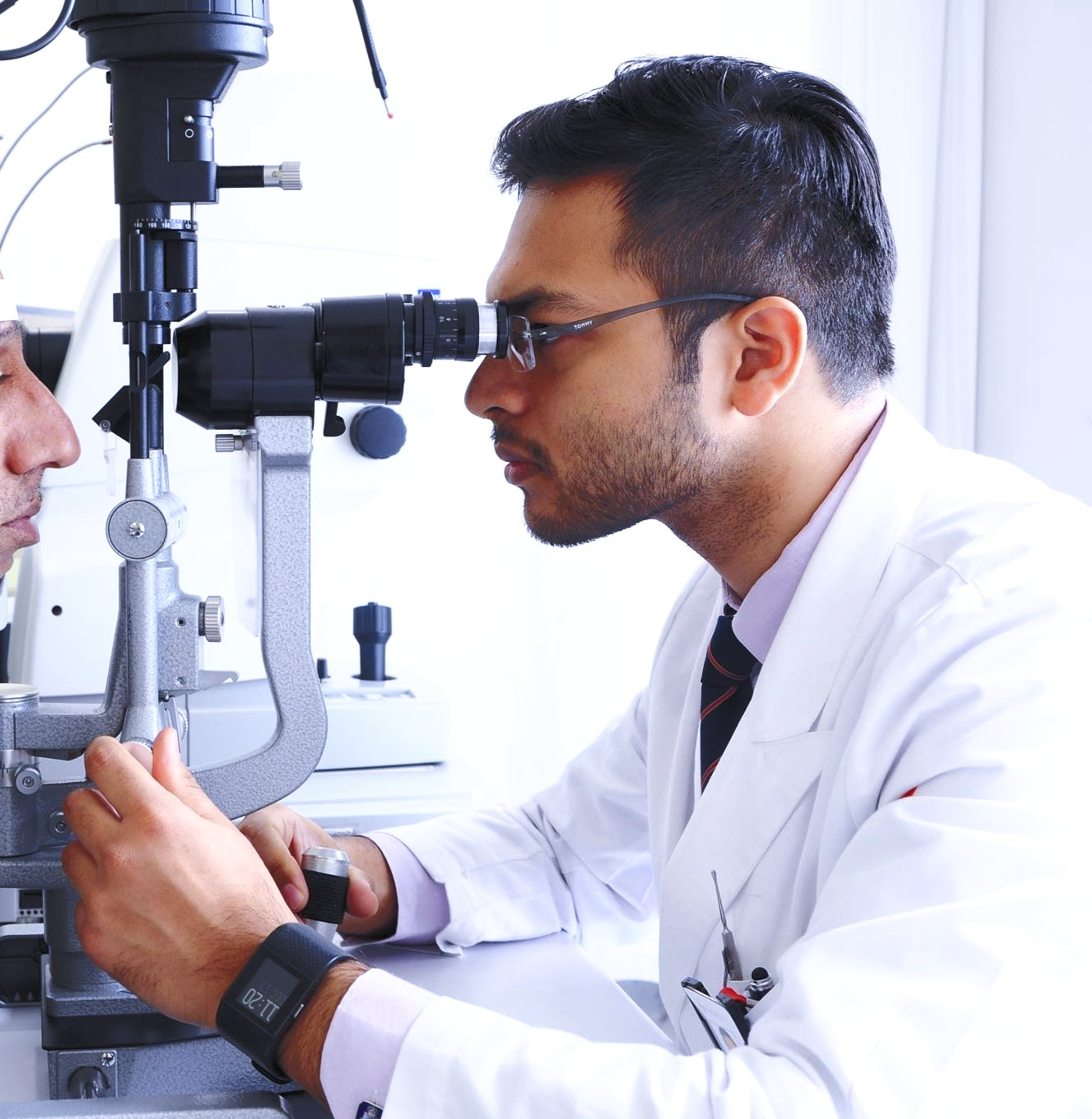 Dr. Mayank Bansal MD(AIIMS, Delhi), FRCS(UK) • Best Eye, Retina Specialist • Top Rated Cataract Surgery